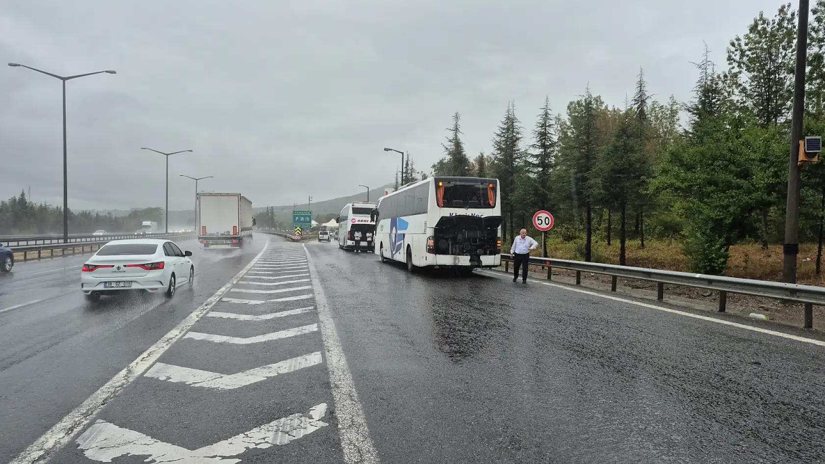 Ağrı otobüsü Düzce'de kaza yaptı! Yolcular çareyi bagaj kapağında buldu
