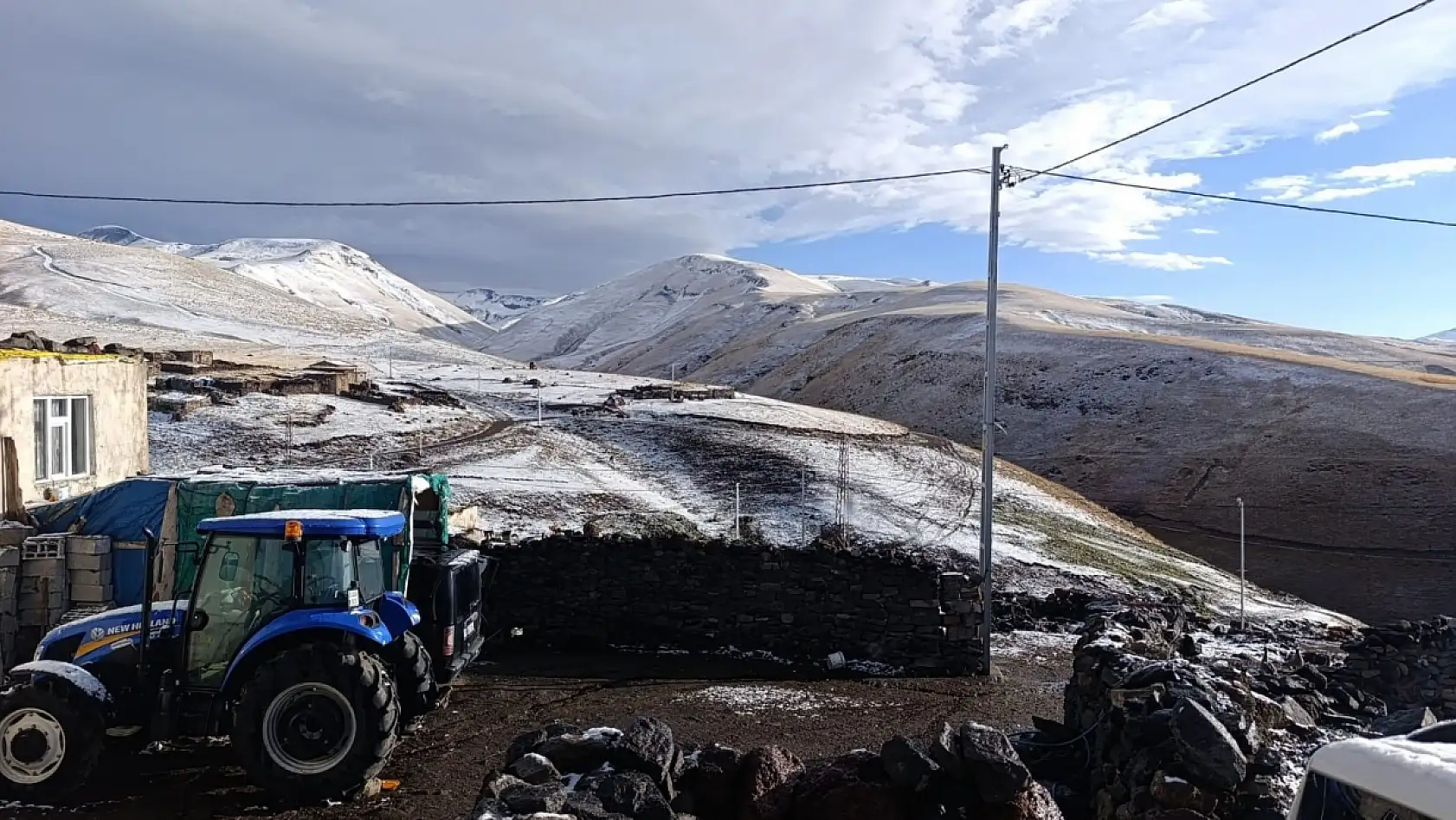 Hamur'un yaylalarında sürüler kar nedeniyle köye döndü