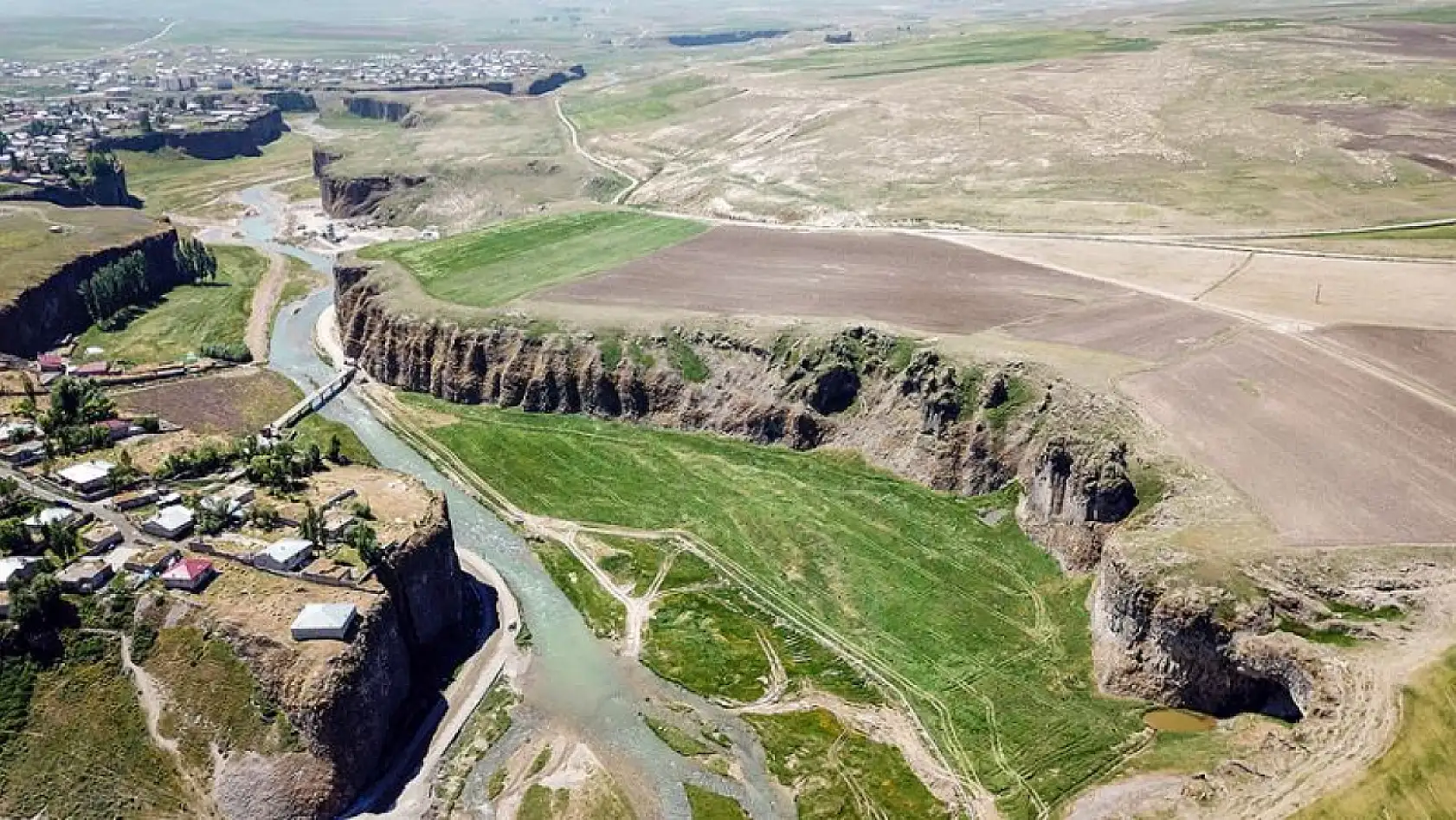Diyadin dağlarında artık turistler var! Yıllar sonra ilçeye yabancı turist geldi