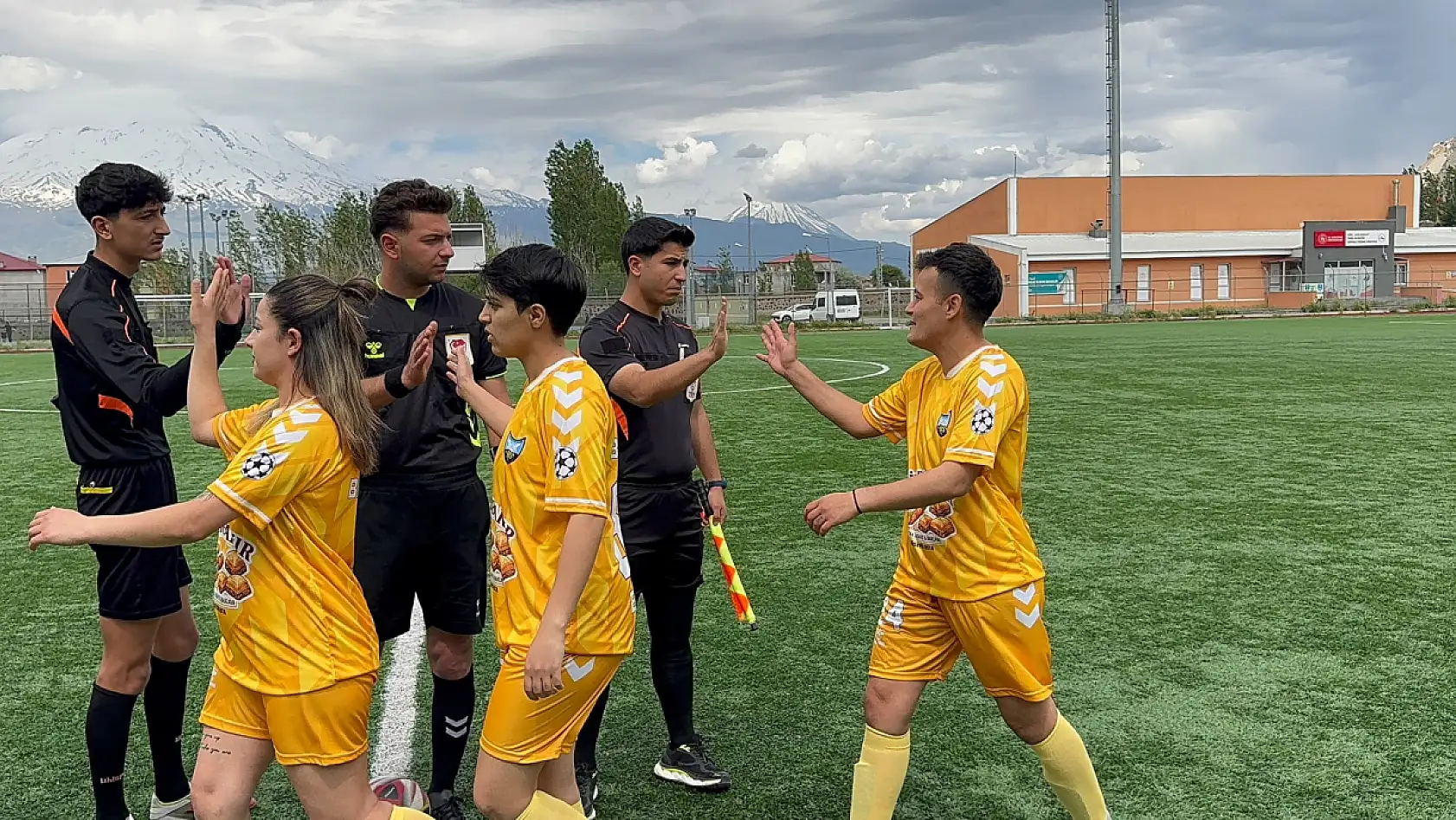 Doğubayazıt'ın Kelebekleri rakibine gol yağdırdı