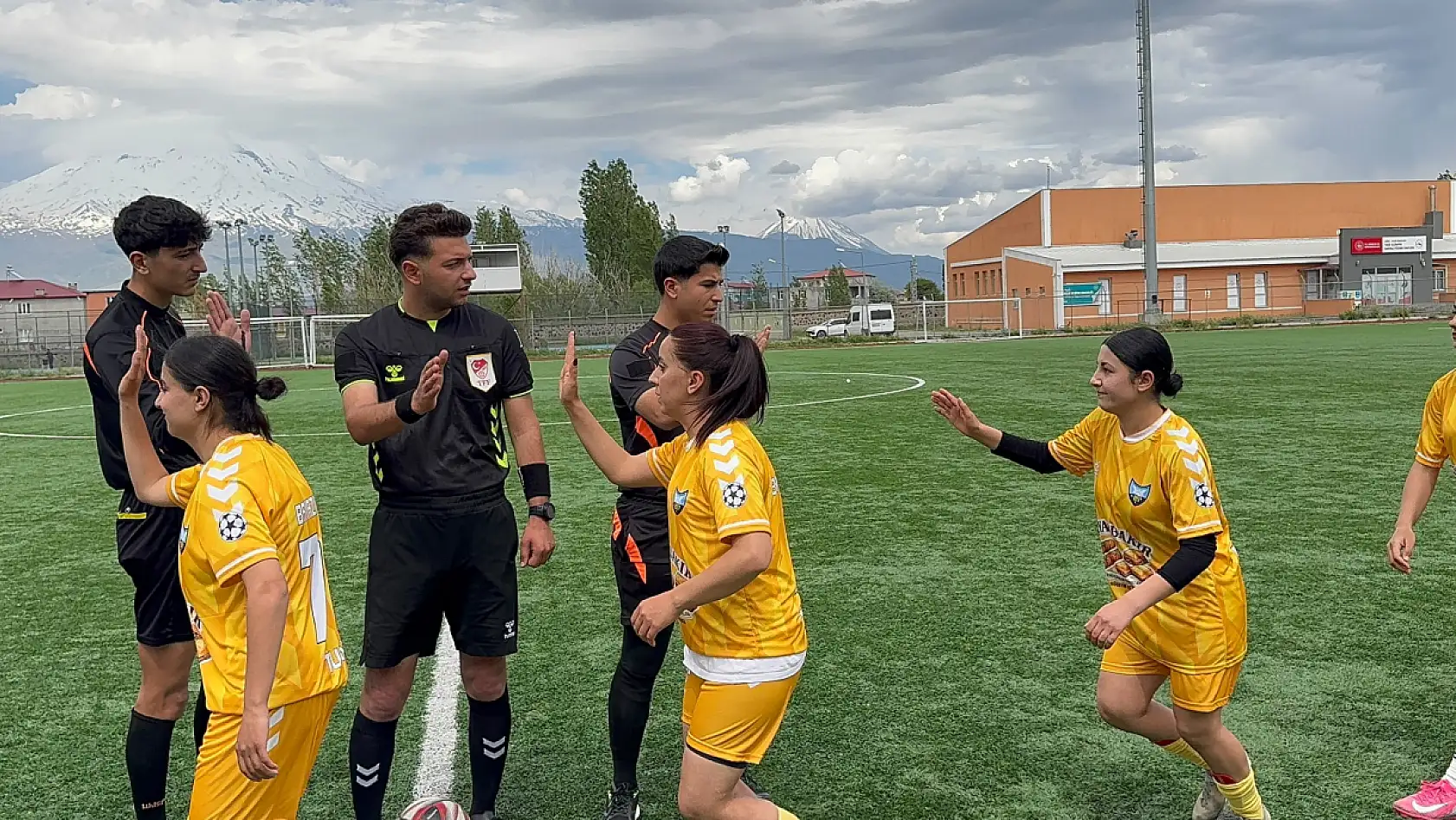 Doğubayazıt'ın Kelebekleri rakibine gol yağdırdı