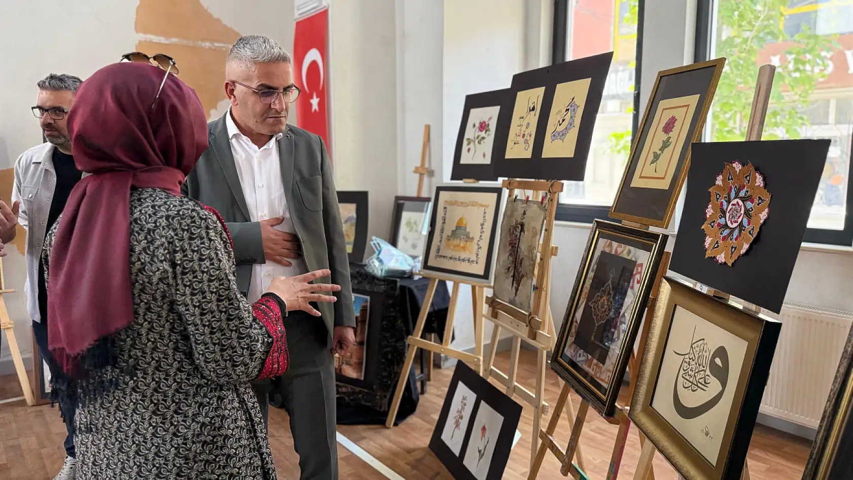 Doğubayazıt'ta görücüye çıkan el emeği eserler yoğun ilgi gördü
