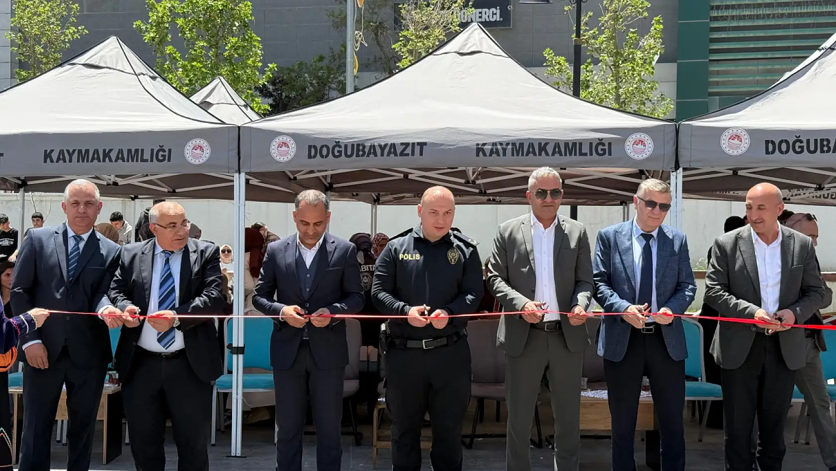 Doğubayazıt'ta görücüye çıkan el emeği eserler yoğun ilgi gördü