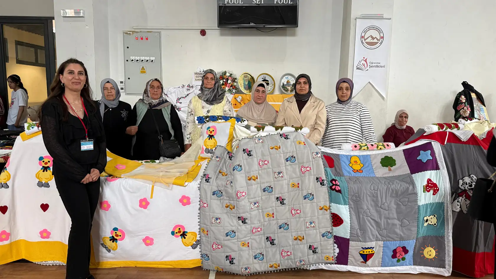 Doğubayazıt'ta görücüye çıkan el emeği eserler yoğun ilgi gördü