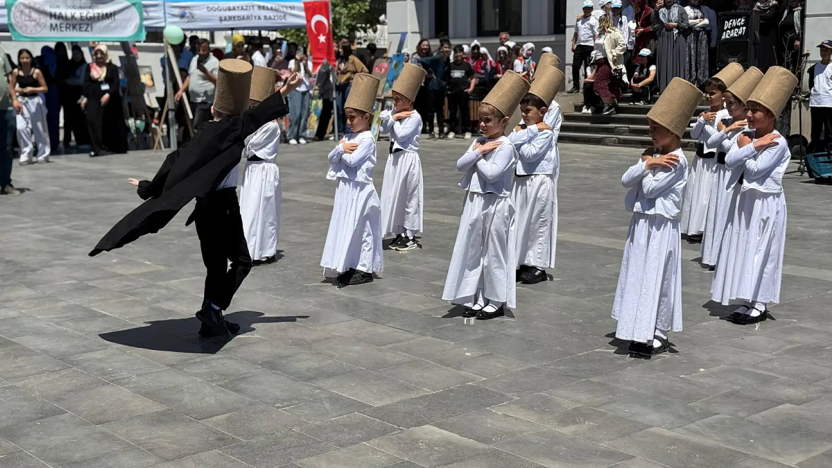 Doğubayazıt'ta görücüye çıkan el emeği eserler yoğun ilgi gördü