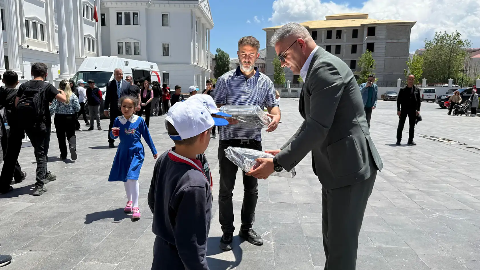 Doğubayazıt'ta görücüye çıkan el emeği eserler yoğun ilgi gördü