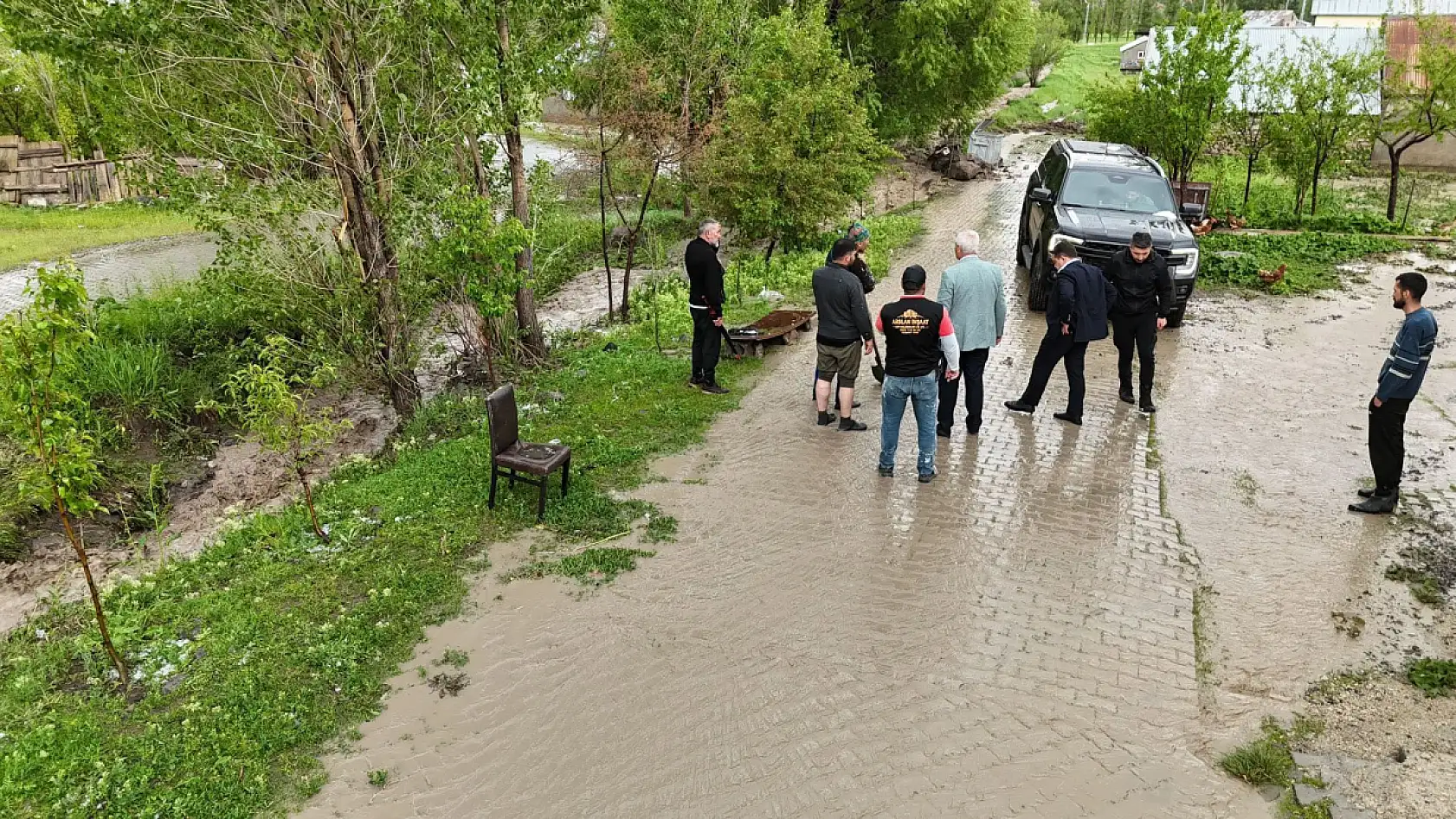 Eleşkirt'te öğrenciler tahliye edildi, ekipler sahaya indi