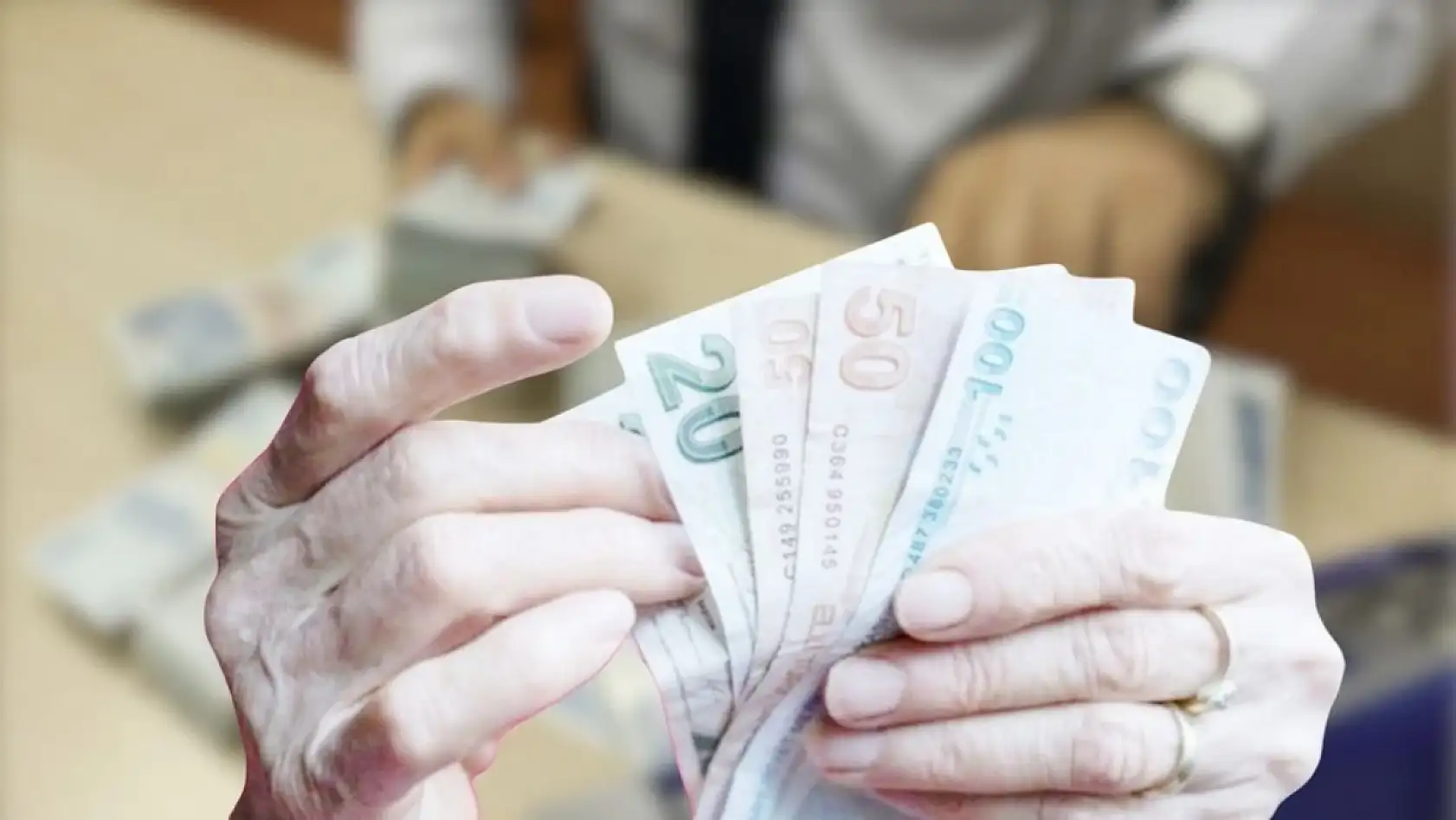 SGK'dan Kritik Açıklama: İş Kaynaklı Bel Fıtığına Tazminat ve Maaş Yolu Açılıyor