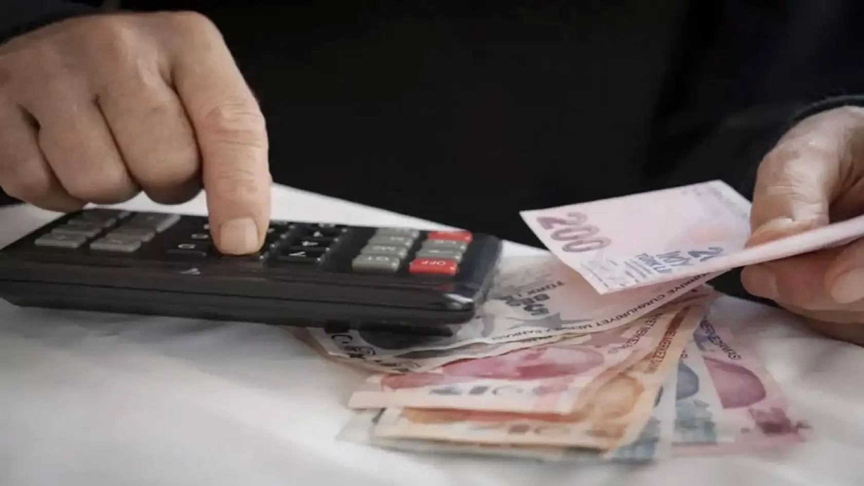 Emeklilere Çifte Ödeme Takvimi Belli Oldu: Maaş ve 4 Bin TL İkramiye Hesaplara Yatıyor
