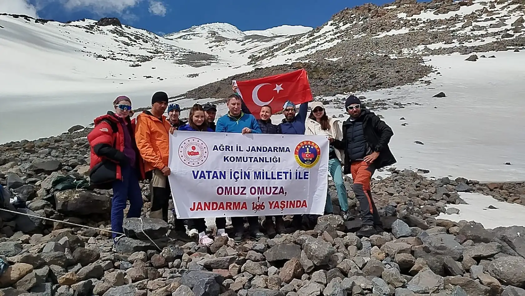 Ağrı'nın dört bir yanında jandarma'ya vefa pankartları açıldı