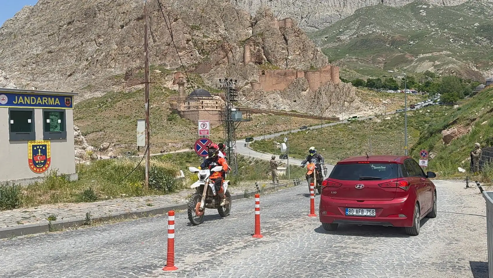 Motosiklet tutkunları İshak Paşa Sarayı'nda buluştu