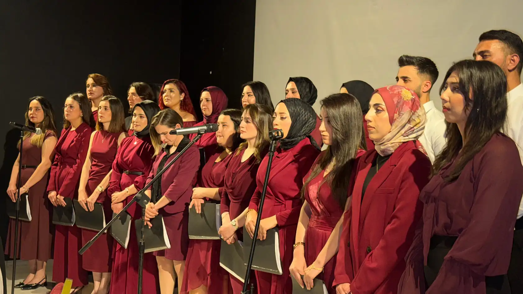 Doğubayazıt'ta öğretmenlerden türkü dolu gece