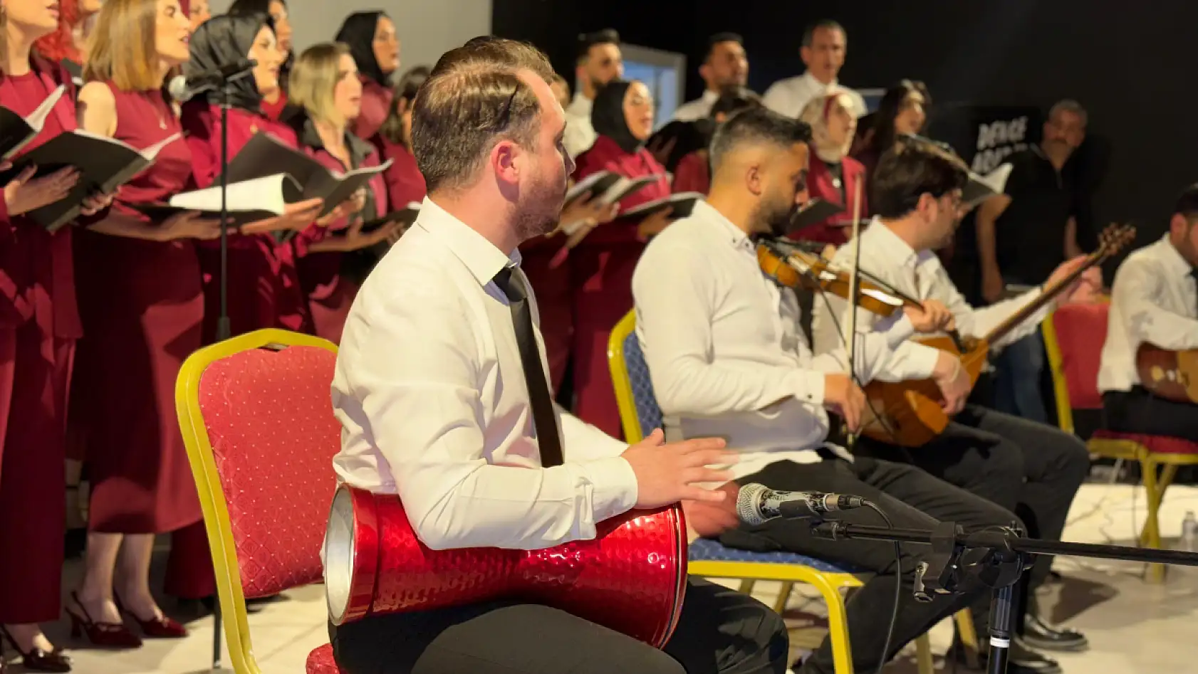 Doğubayazıt'ta öğretmenlerden türkü dolu gece