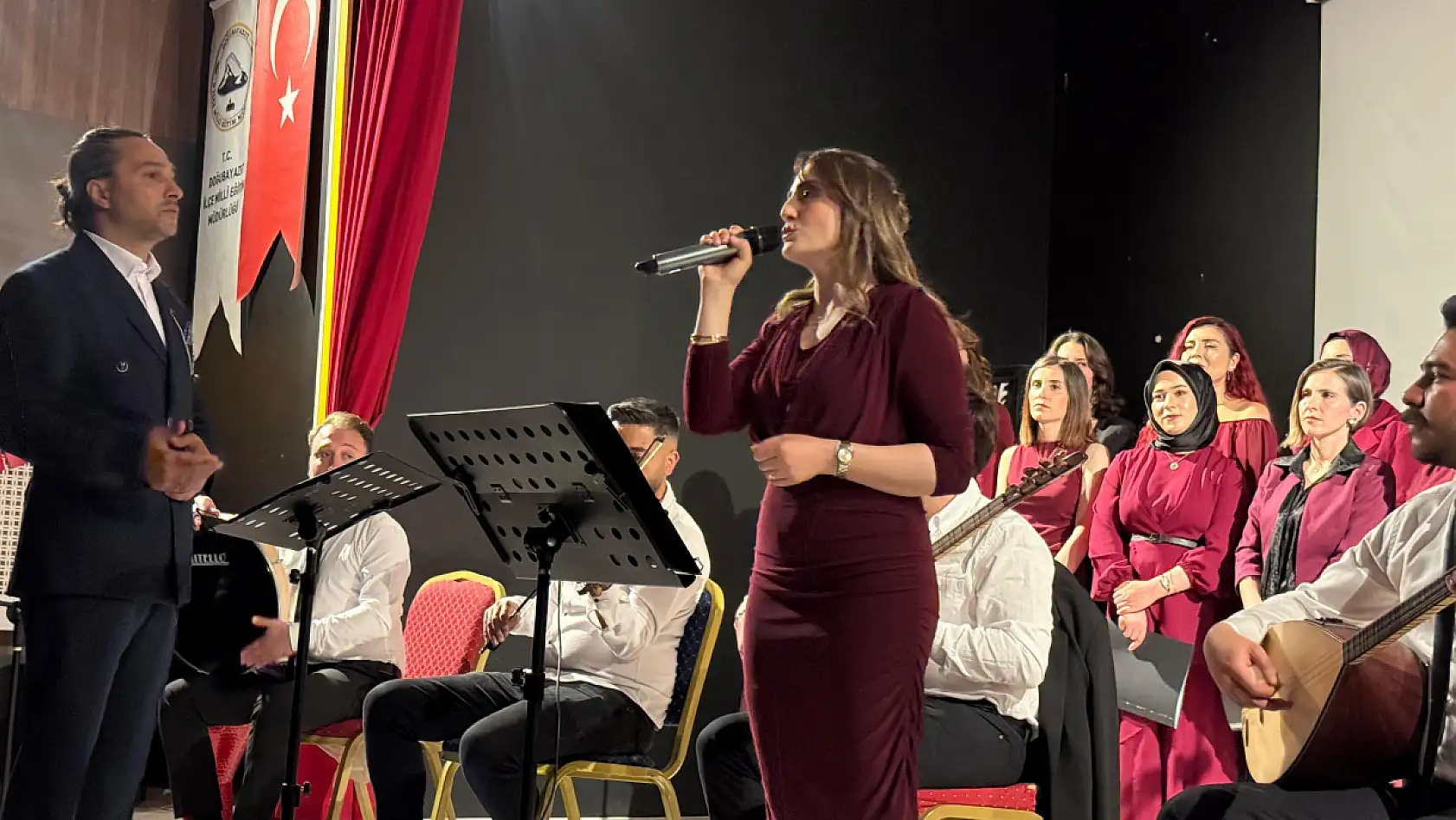 Doğubayazıt'ta öğretmenlerden türkü dolu gece