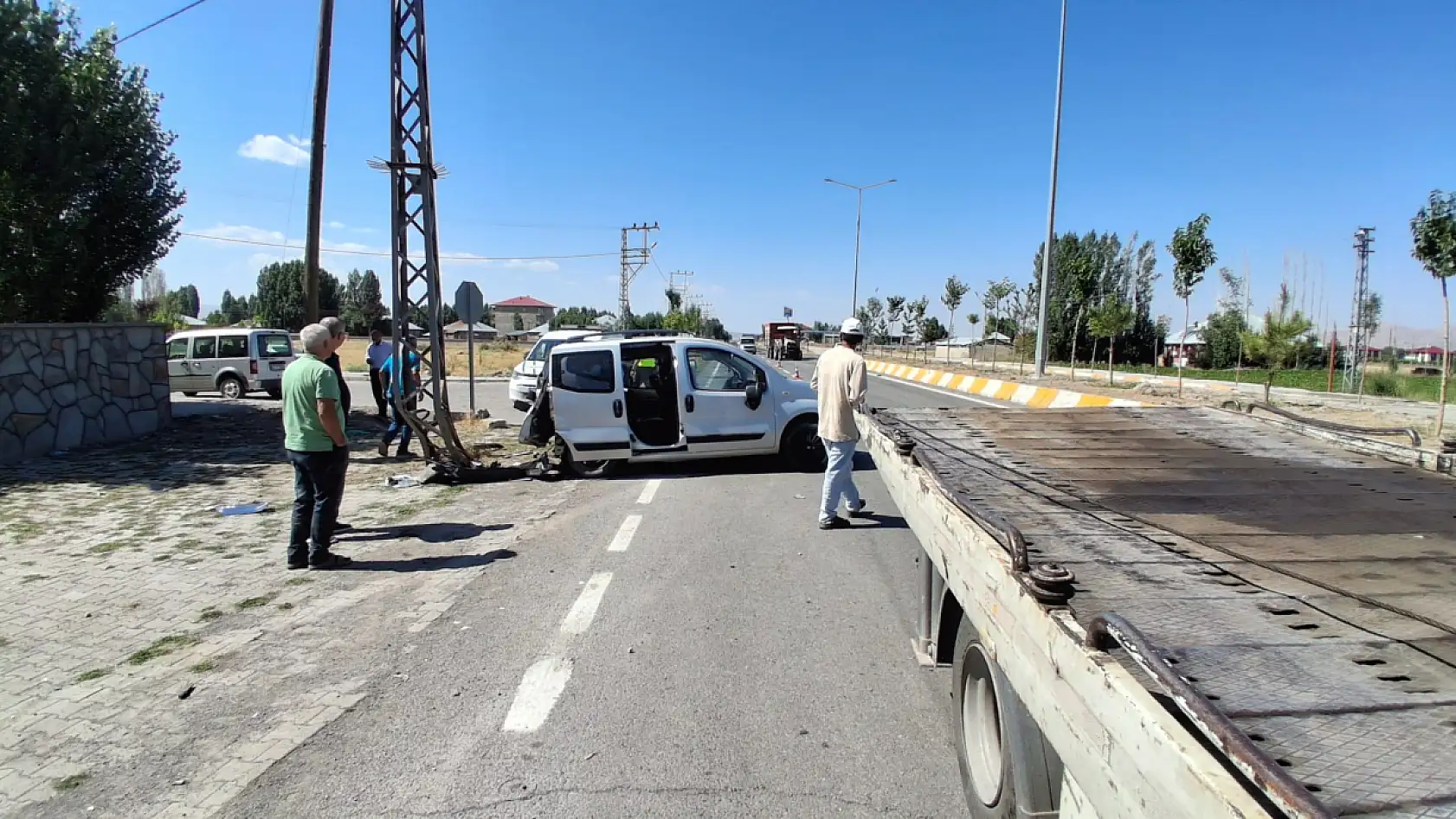 Patnos'ta iki araç kavşakta çarpıştı! 1'i çocuk 4 kişi yaralandı