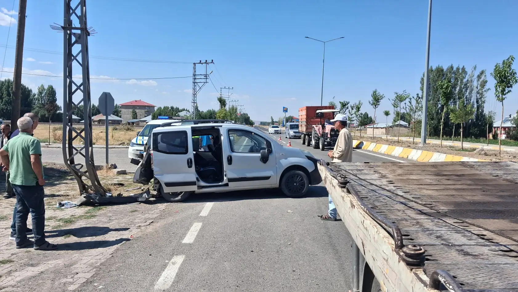 Patnos'ta iki araç kavşakta çarpıştı! 1'i çocuk 4 kişi yaralandı