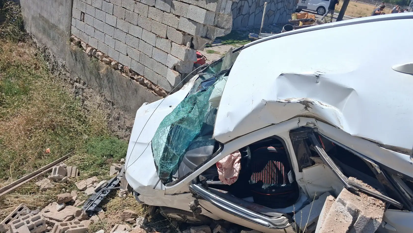 Patnos'ta iki araç kavşakta çarpıştı! 1'i çocuk 4 kişi yaralandı
