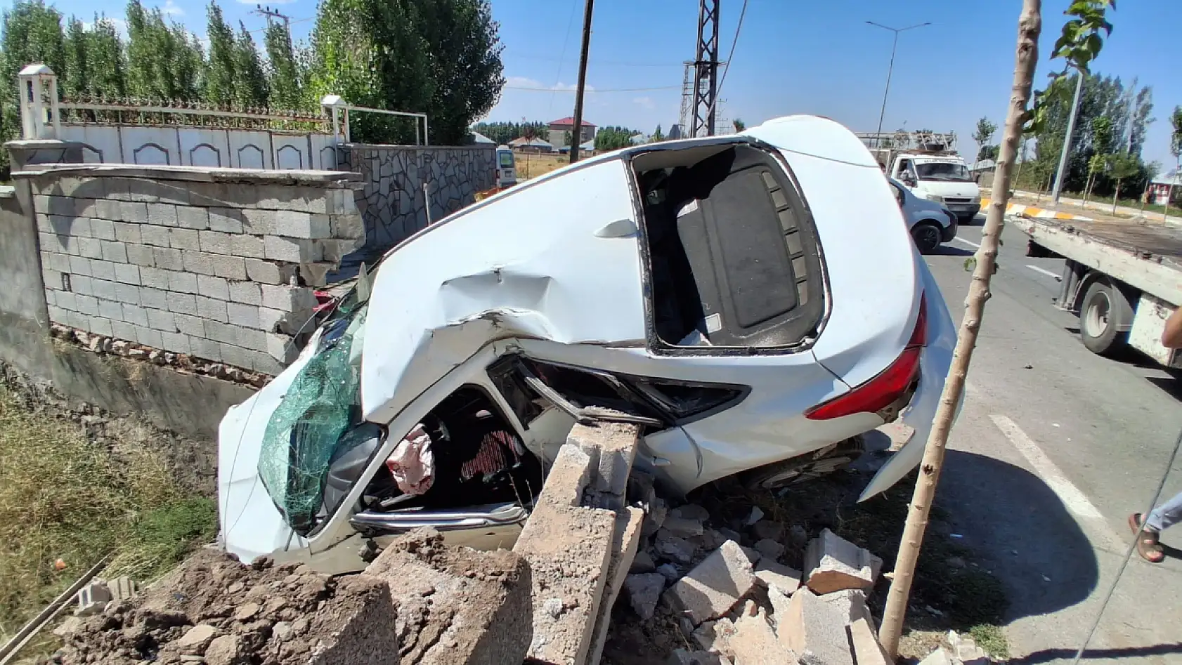 Patnos'ta iki araç kavşakta çarpıştı! 1'i çocuk 4 kişi yaralandı