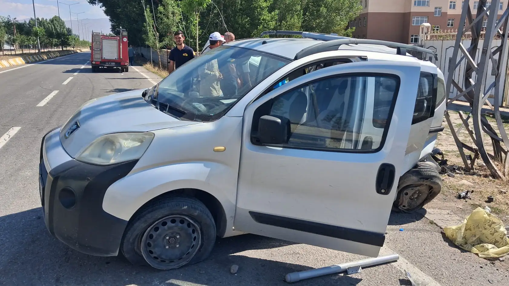 Patnos'ta iki araç kavşakta çarpıştı! 1'i çocuk 4 kişi yaralandı