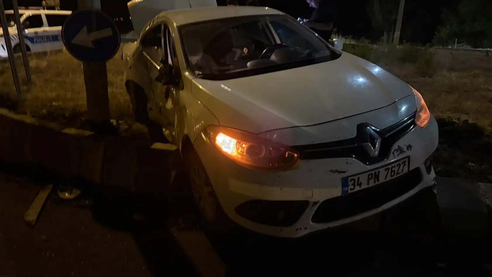 Ağrı'da TÜGVA Başkanı Alptekin'in olduğu otomobil elektrik direğine çarparak durdu! Faciadan dönüldü