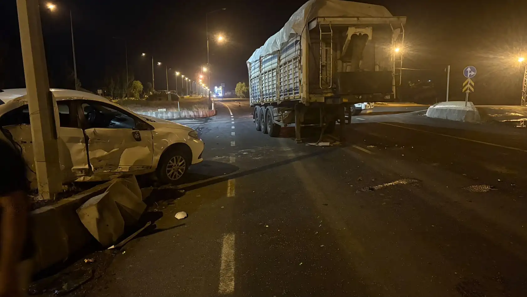 Ağrı'da TÜGVA Başkanı Alptekin'in olduğu otomobil elektrik direğine çarparak durdu! Faciadan dönüldü