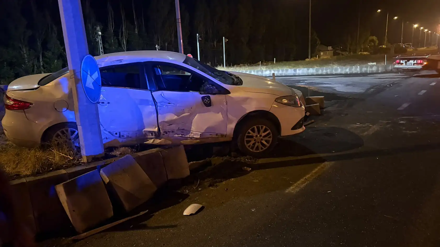 Ağrı'da TÜGVA Başkanı Alptekin'in olduğu otomobil elektrik direğine çarparak durdu! Faciadan dönüldü