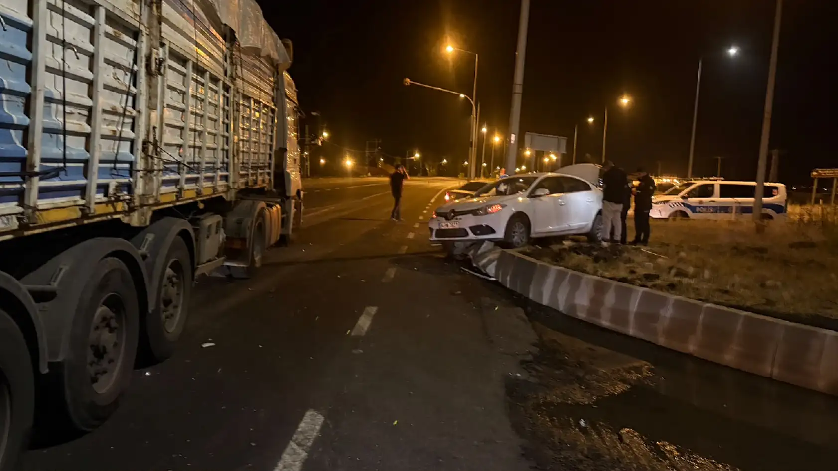 Ağrı'da TÜGVA Başkanı Alptekin'in olduğu otomobil elektrik direğine çarparak durdu! Faciadan dönüldü