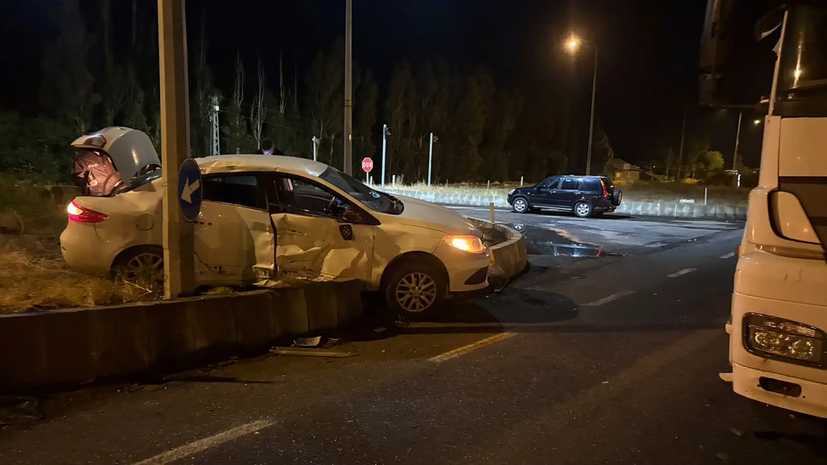 Ağrı'da TÜGVA Başkanı Alptekin'in olduğu otomobil elektrik direğine çarparak durdu! Faciadan dönüldü