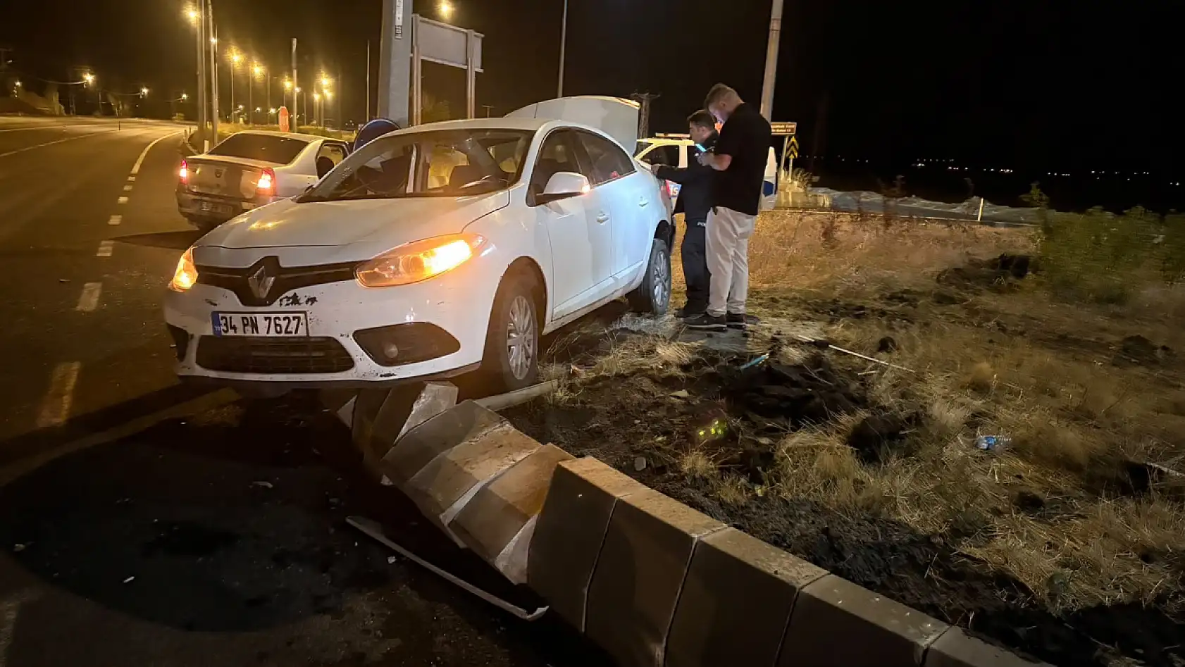 Ağrı'da TÜGVA Başkanı Alptekin'in olduğu otomobil elektrik direğine çarparak durdu! Faciadan dönüldü