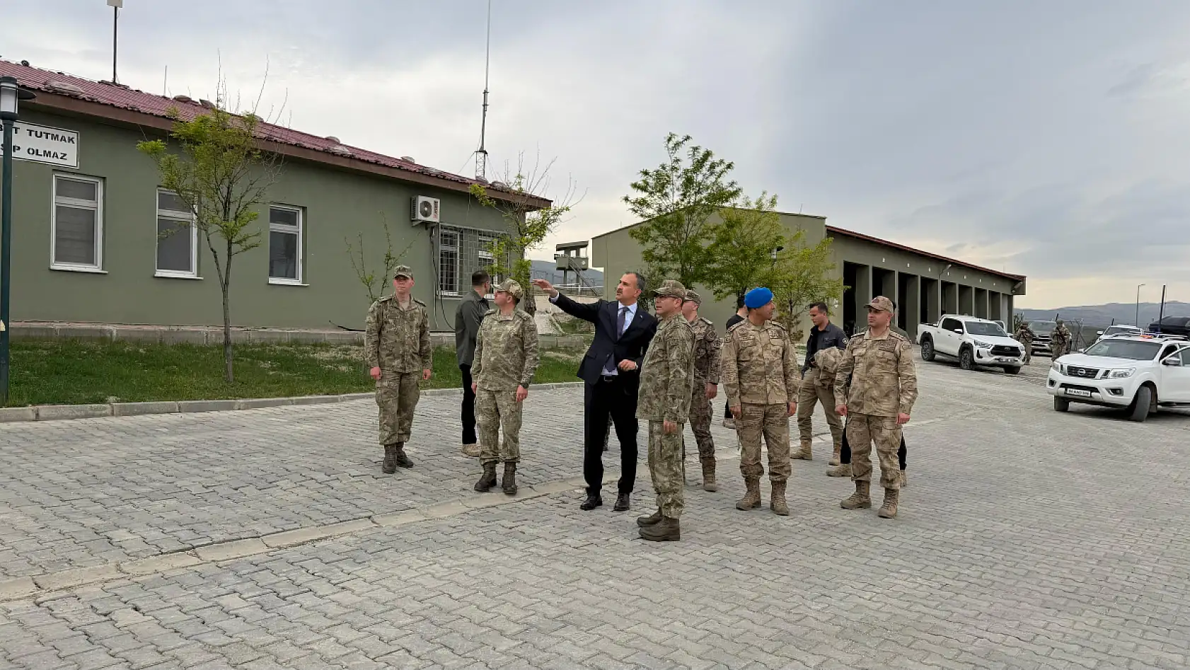 Ağrı Valisi Önder Bozkurt bayramda sınırın sıfır noktasına gitti