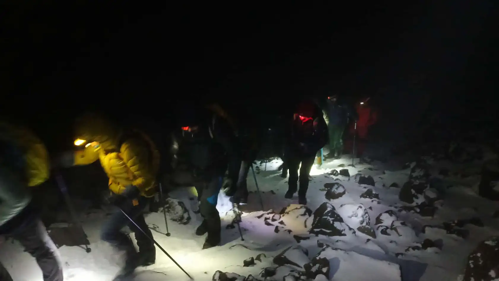Ağrı Dağı'nda akşamın kızıllığı karla buluştu