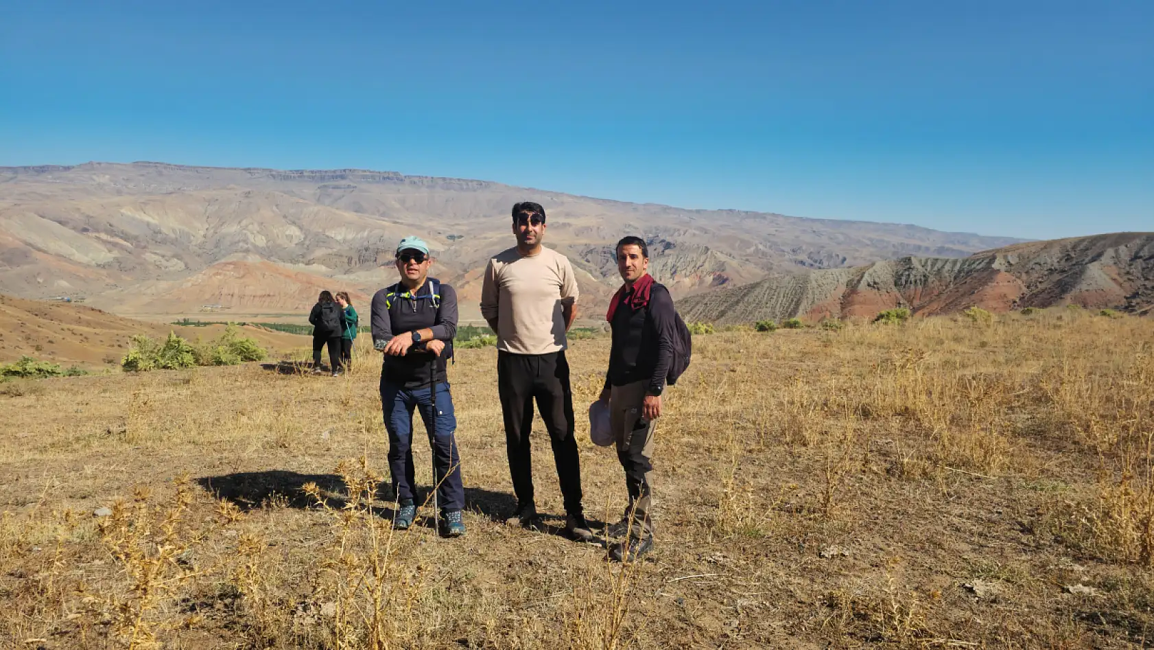 Bazid dağcıları sonbaharın izinde: Kars'ta kuşburnulu doğa keşfi