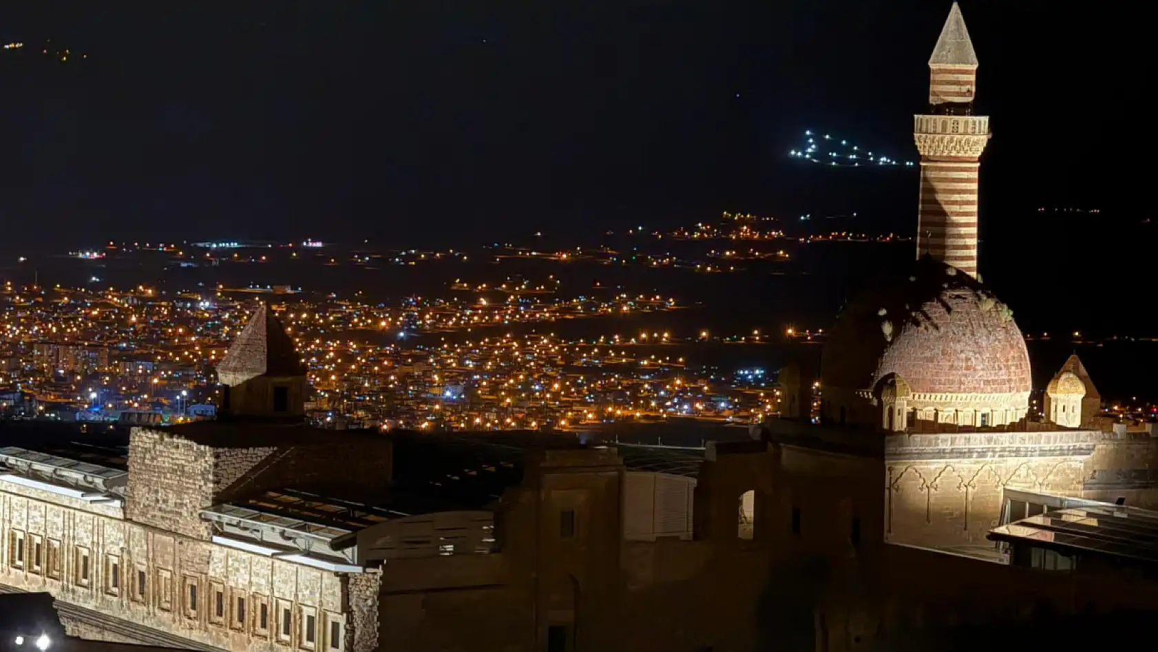 İshakpaşa Sarayı gece manzarasıyla hayran bıraktı