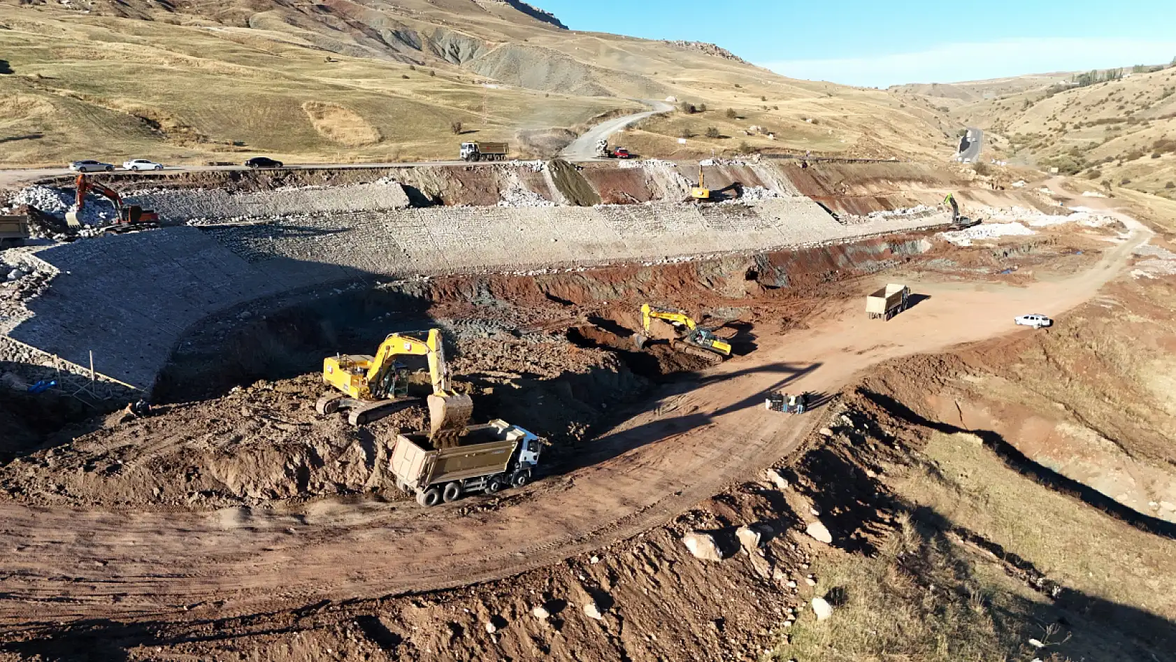 Ağrı-Kars karayolu çalışmaları takvimde ilerliyor, Başkan Yıldız saha incelemesi yaptı