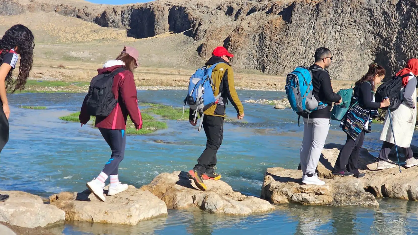 Doğubayazıtlı doğaseverler Diyadin Kanyonları'nda keşif yürüyüşü yaptı