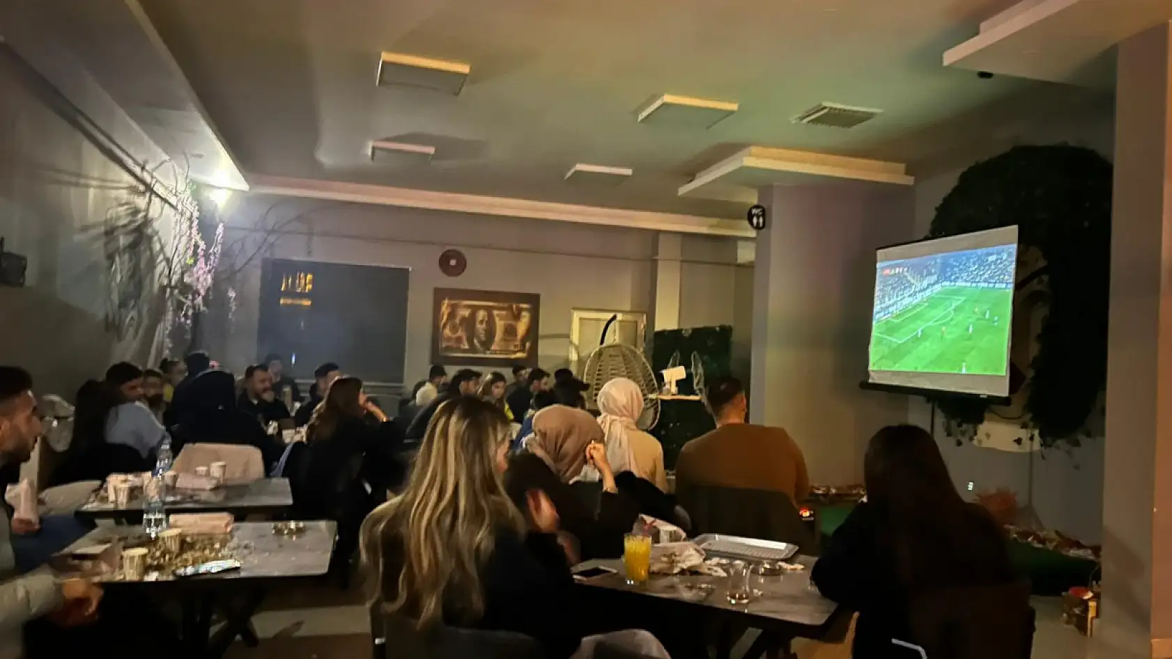 Derbi akşamı Ağrı'da kafeleri doldurdu