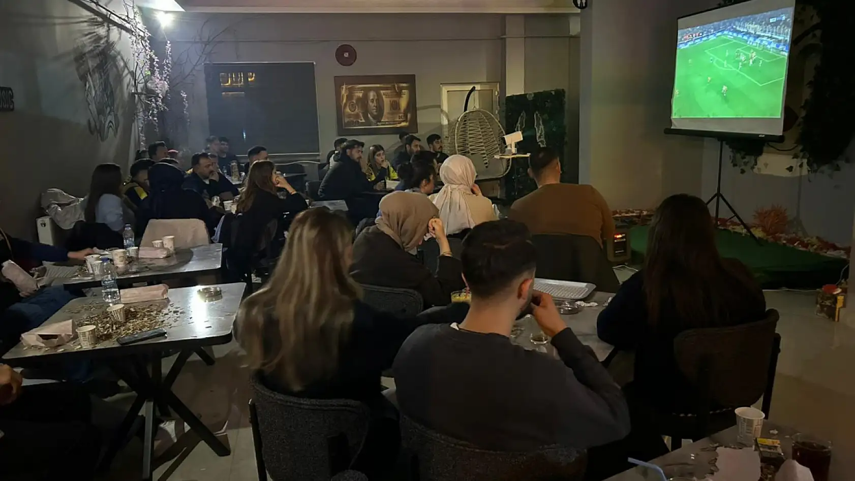 Derbi akşamı Ağrı'da kafeleri doldurdu