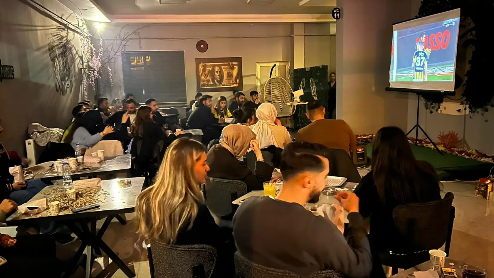 Derbi akşamı Ağrı'da kafeleri doldurdu