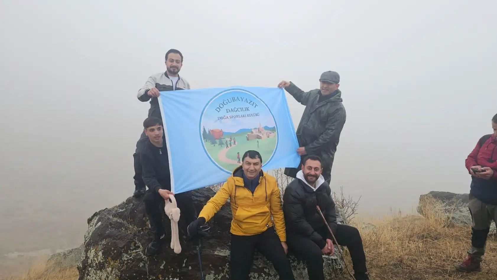 Doğubayazıtlı doğaseverler bu hafta Gökkuşağı Tepeleri'nde yürüdü