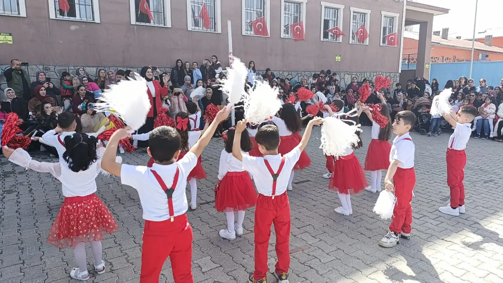 Doğubayazıt'ta çocuklar 23 Nisan'ı coşkuyla kutladı