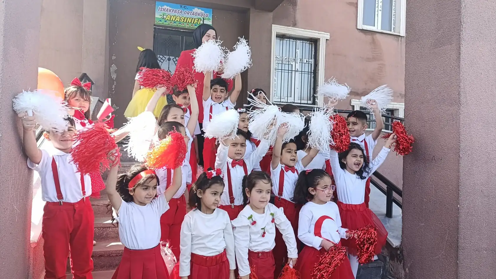 Doğubayazıt'ta çocuklar 23 Nisan'ı coşkuyla kutladı