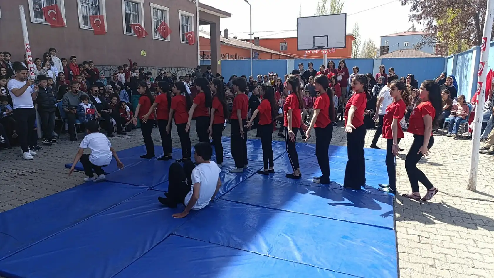 Doğubayazıt'ta çocuklar 23 Nisan'ı coşkuyla kutladı