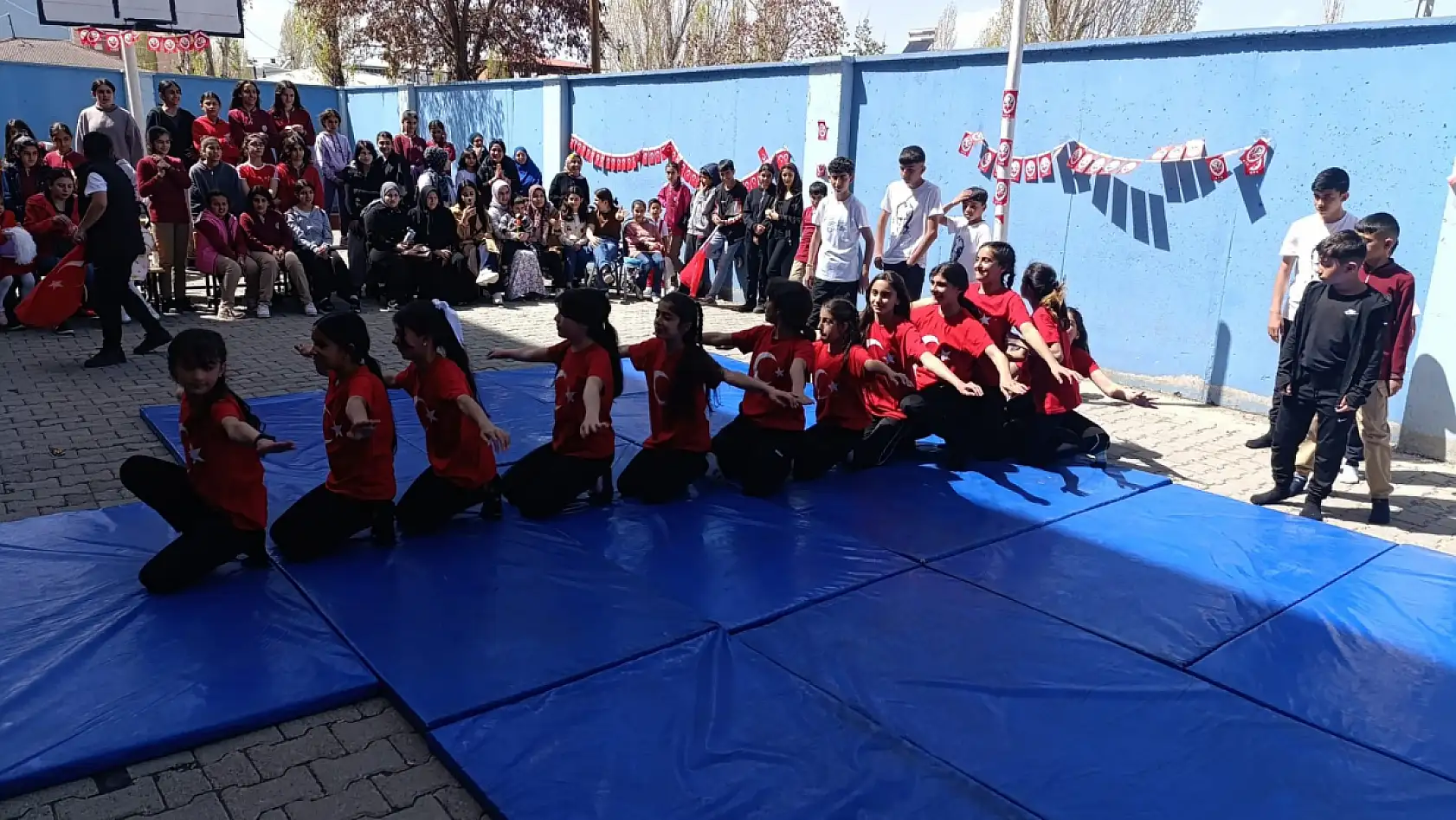 Doğubayazıt'ta çocuklar 23 Nisan'ı coşkuyla kutladı