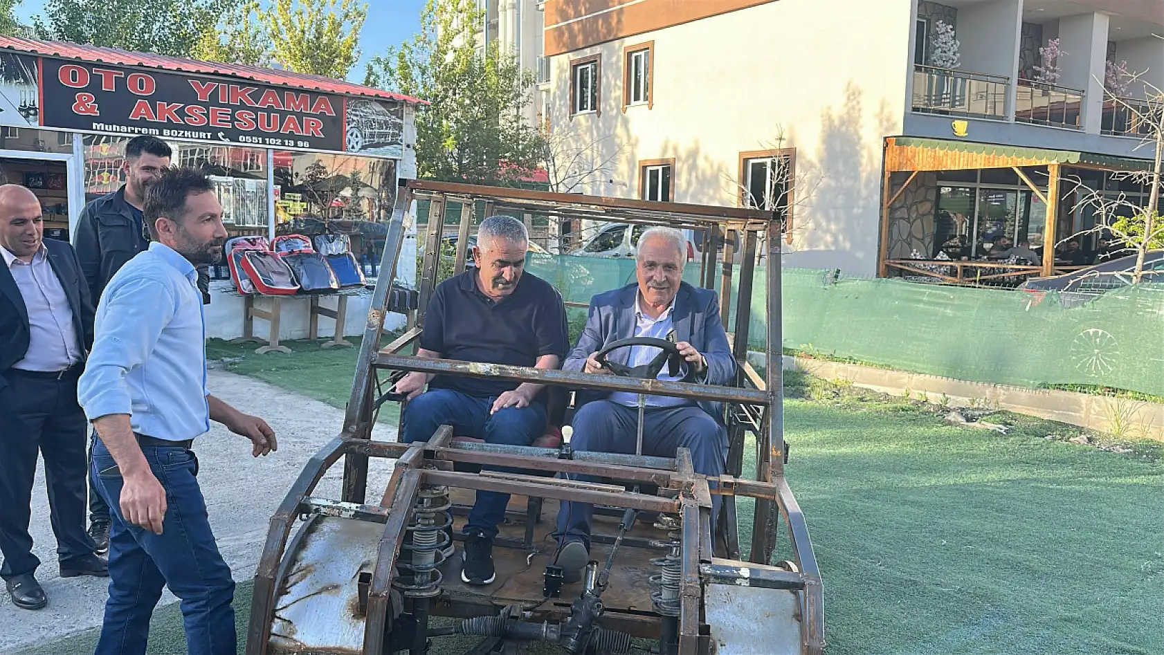 Eleşkirtli esnaf kendi imkânlarıyla araç yaptı, başkanla ilçe turu attı