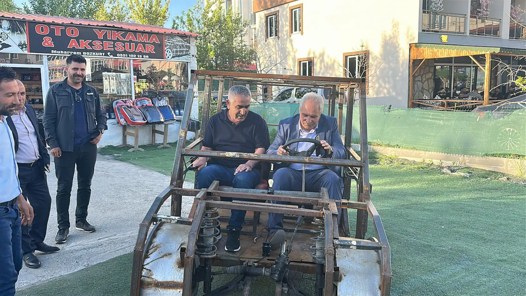 Eleşkirtli esnaf kendi imkânlarıyla araç yaptı, başkanla ilçe turu attı