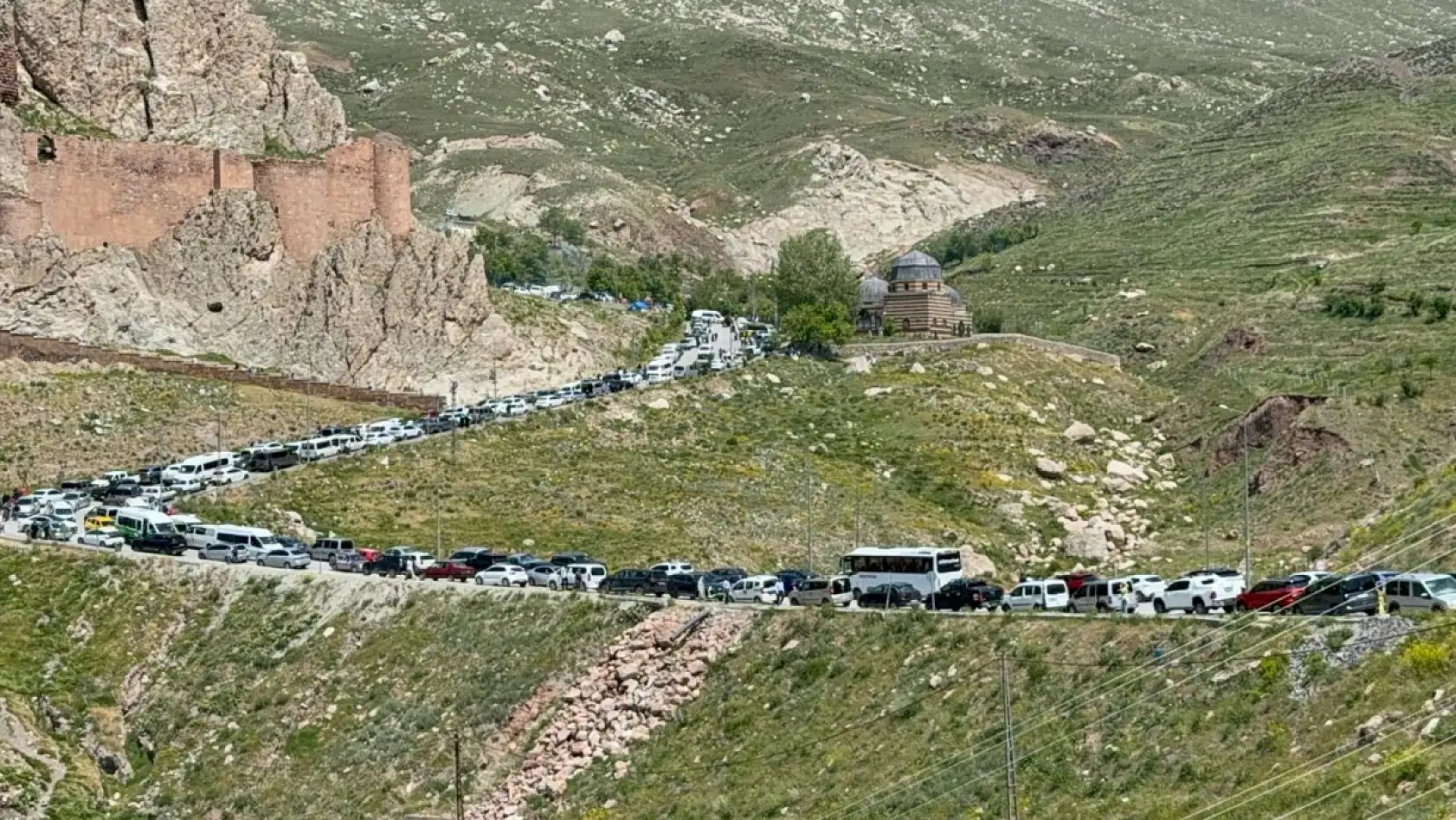 İshak Paşa Sarayı'nda trafik kuyruğu: Doğu'nun incisi yine ilgi odağı oldu
