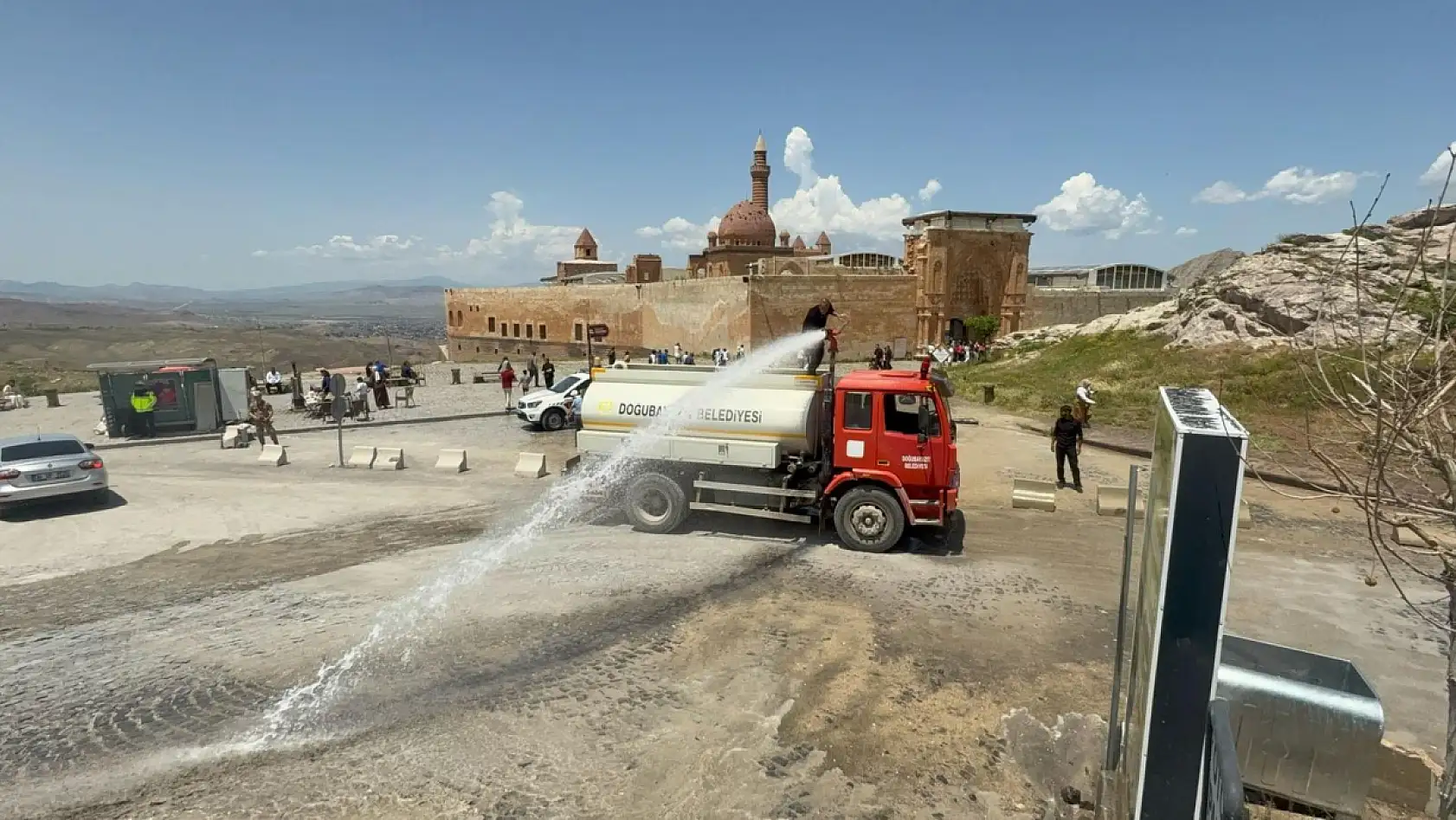 Doğubayazıt'ta ziyaretçi yoğunluğuna temizlik hazırlığı