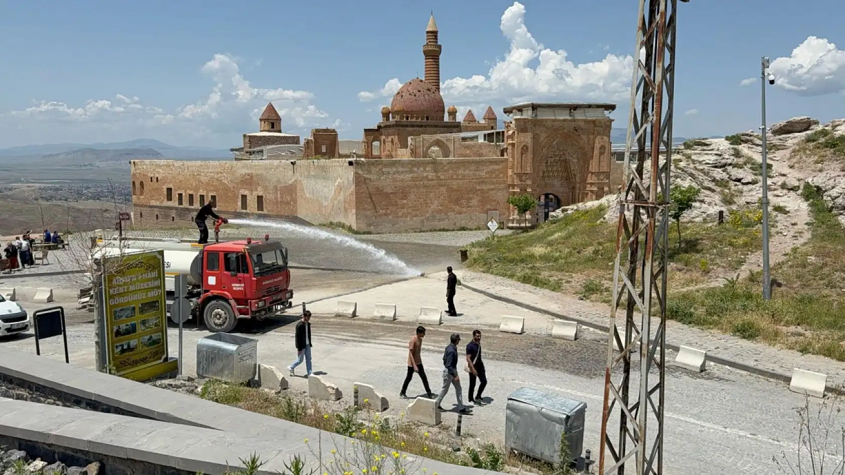 Doğubayazıt'ta ziyaretçi yoğunluğuna temizlik hazırlığı