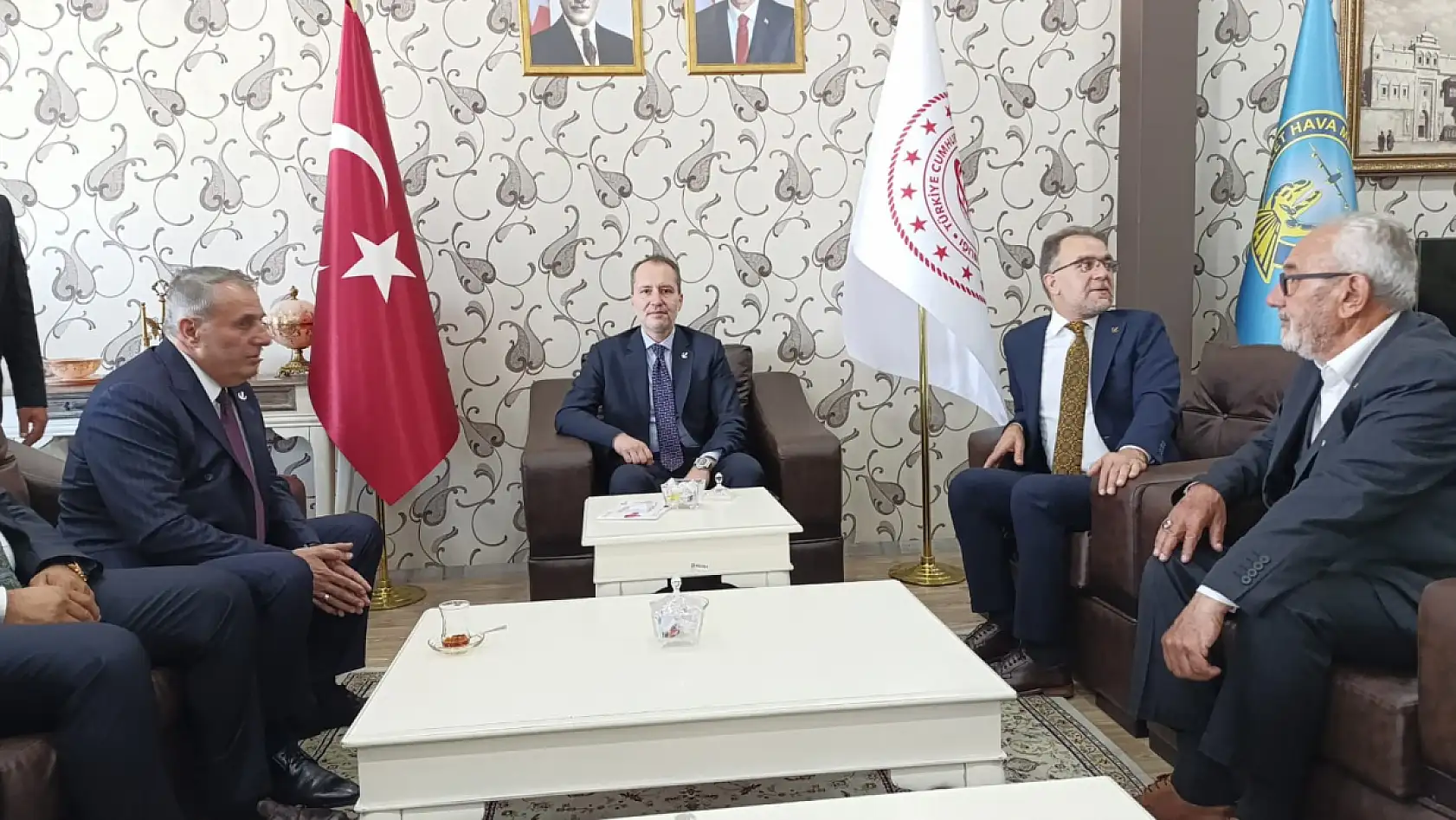 Yeniden Refah genel başkanı Erbakan Ağrı'da çiçeklerle karşılandı