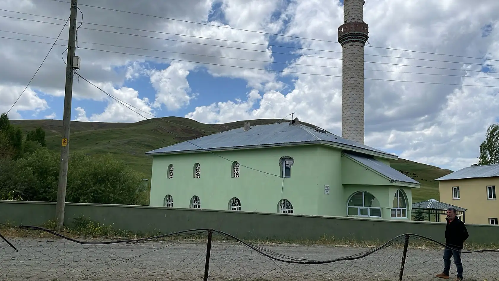 Ağrı'nın Özveren Köy'ünde cami cemaati kendi arasında imamlık yapıyor